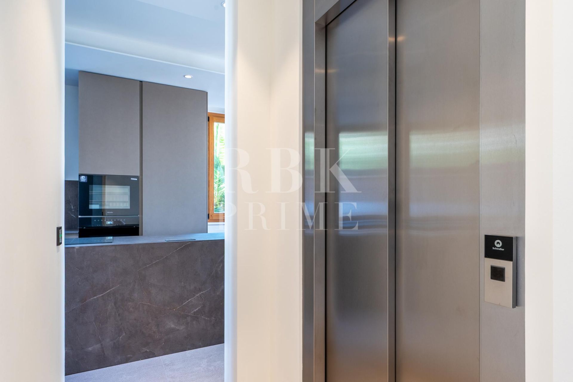 Available - Palace - Palma