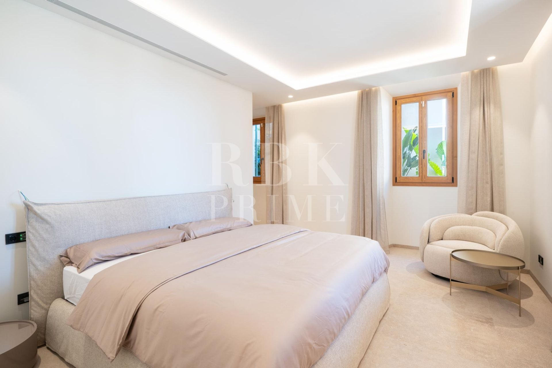 Available - Palace - Palma