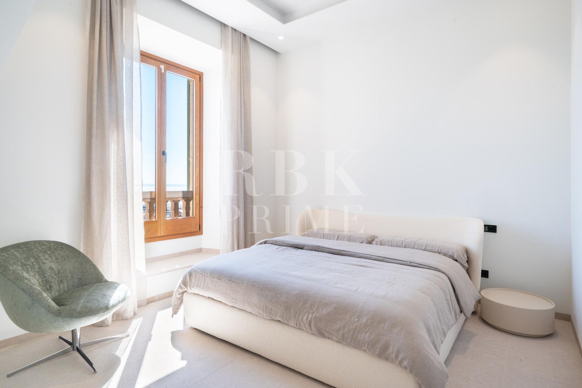 Available - Palace - Palma