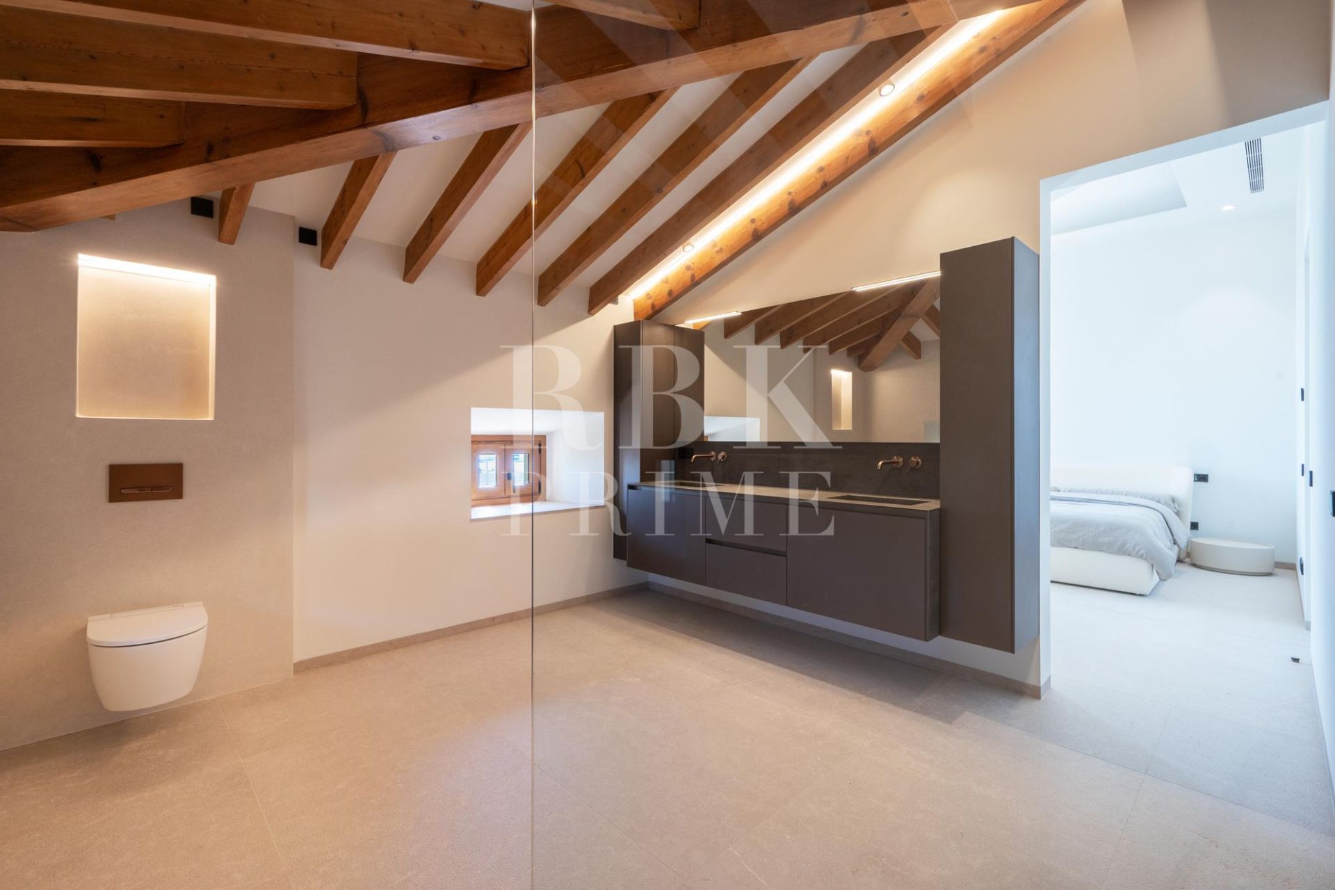 Available - Palace - Palma