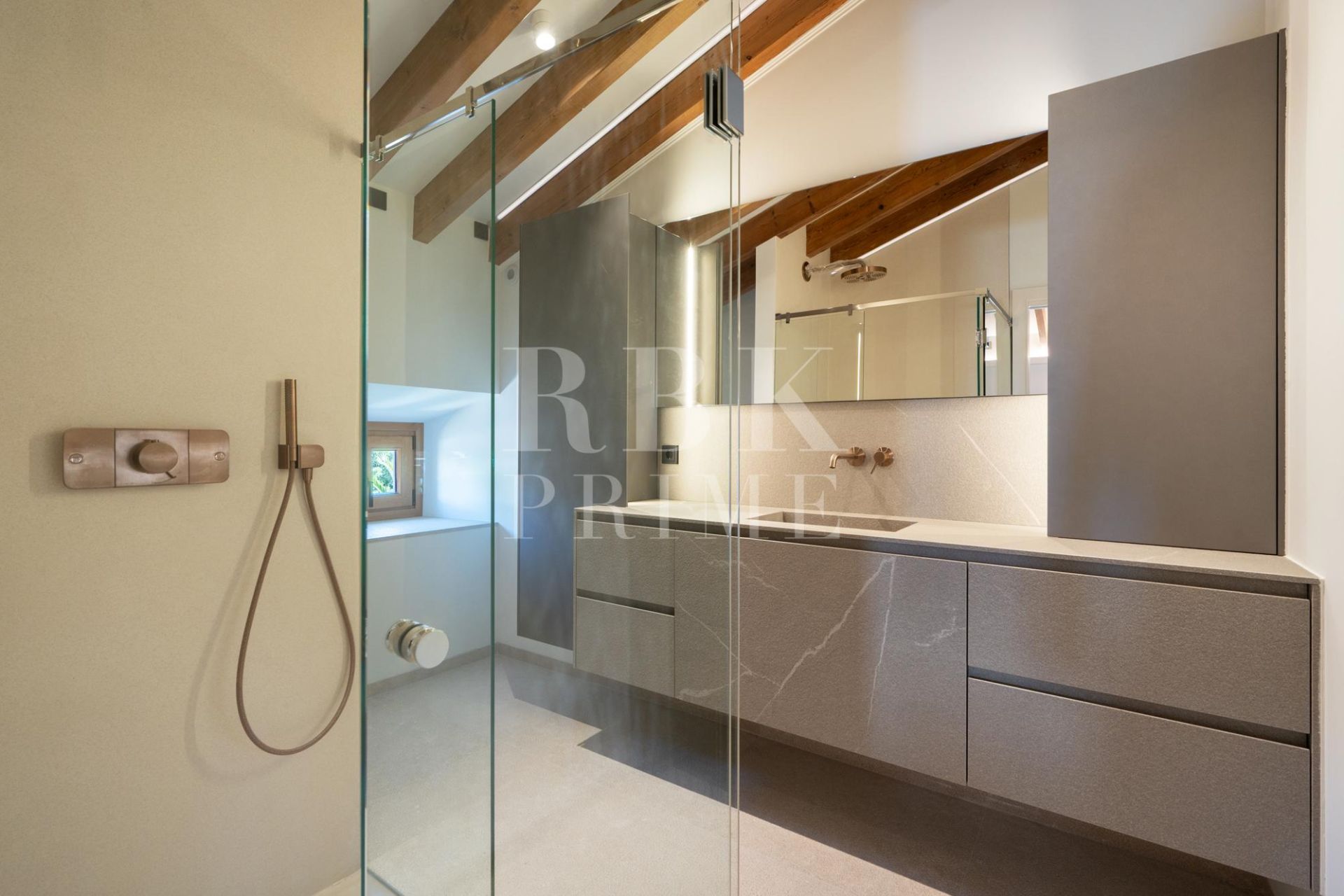 Available - Palace - Palma