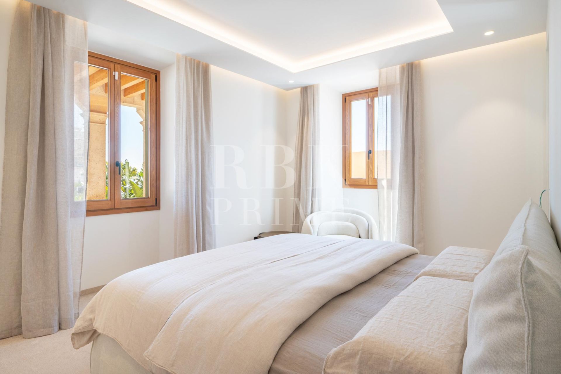 Available - Palace - Palma