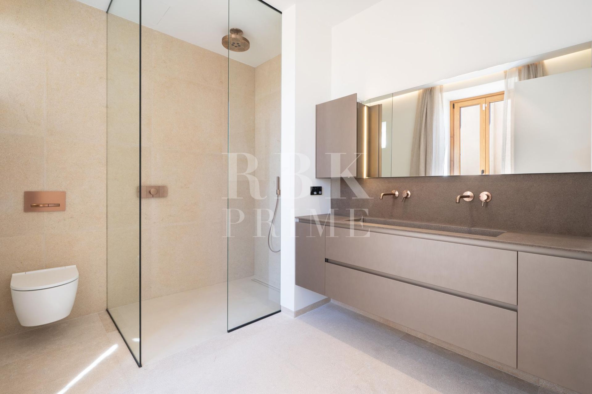 Available - Palace - Palma