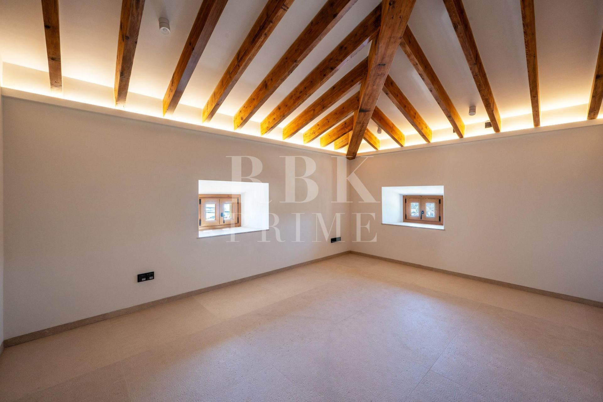 Available - Palace - Palma