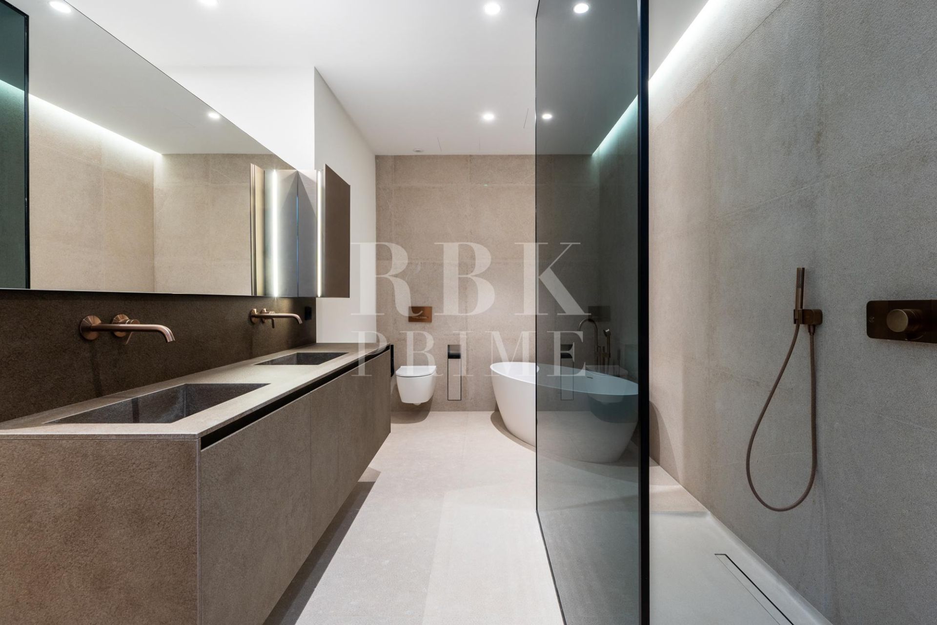 Available - Palace - Palma