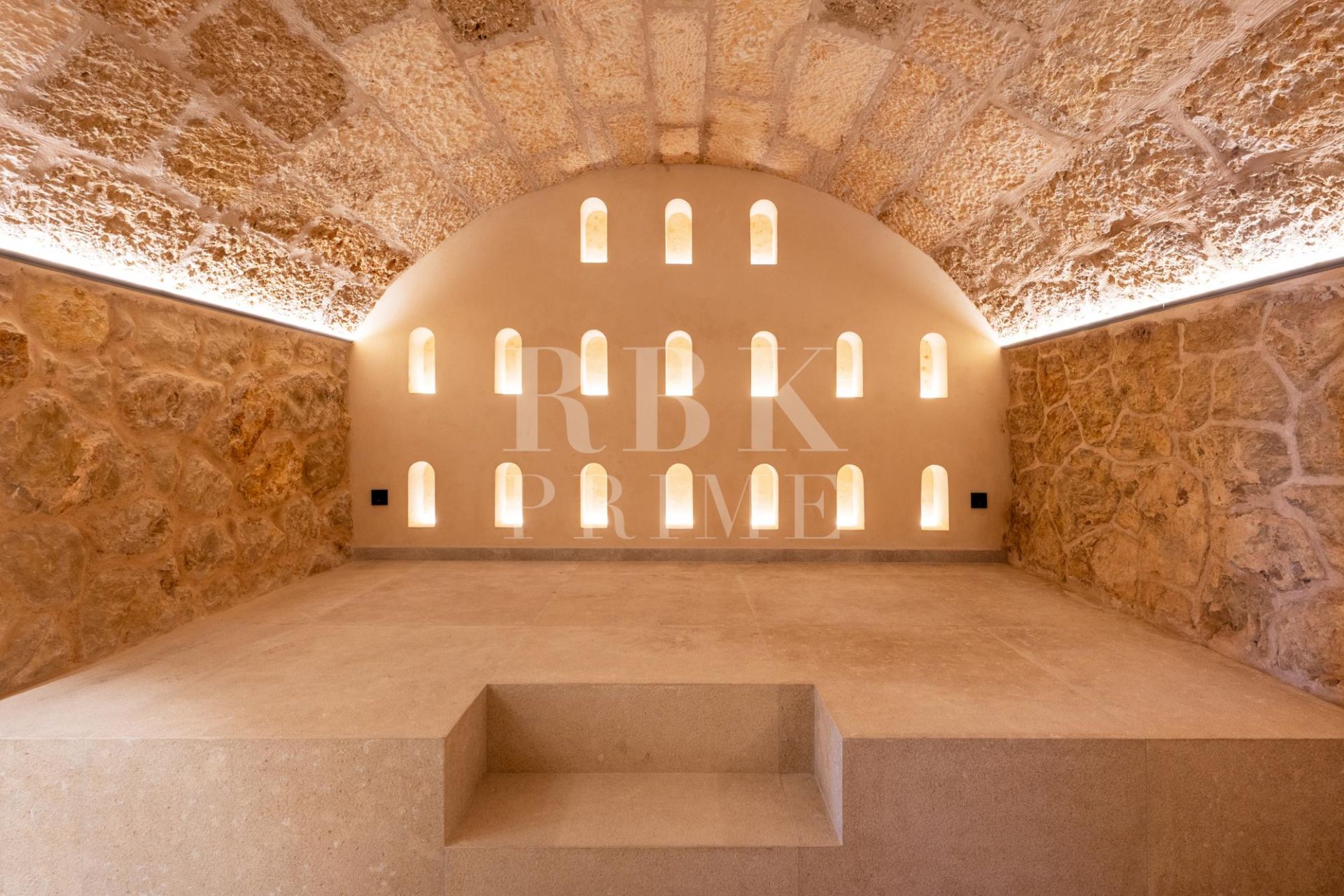 Available - Palace - Palma