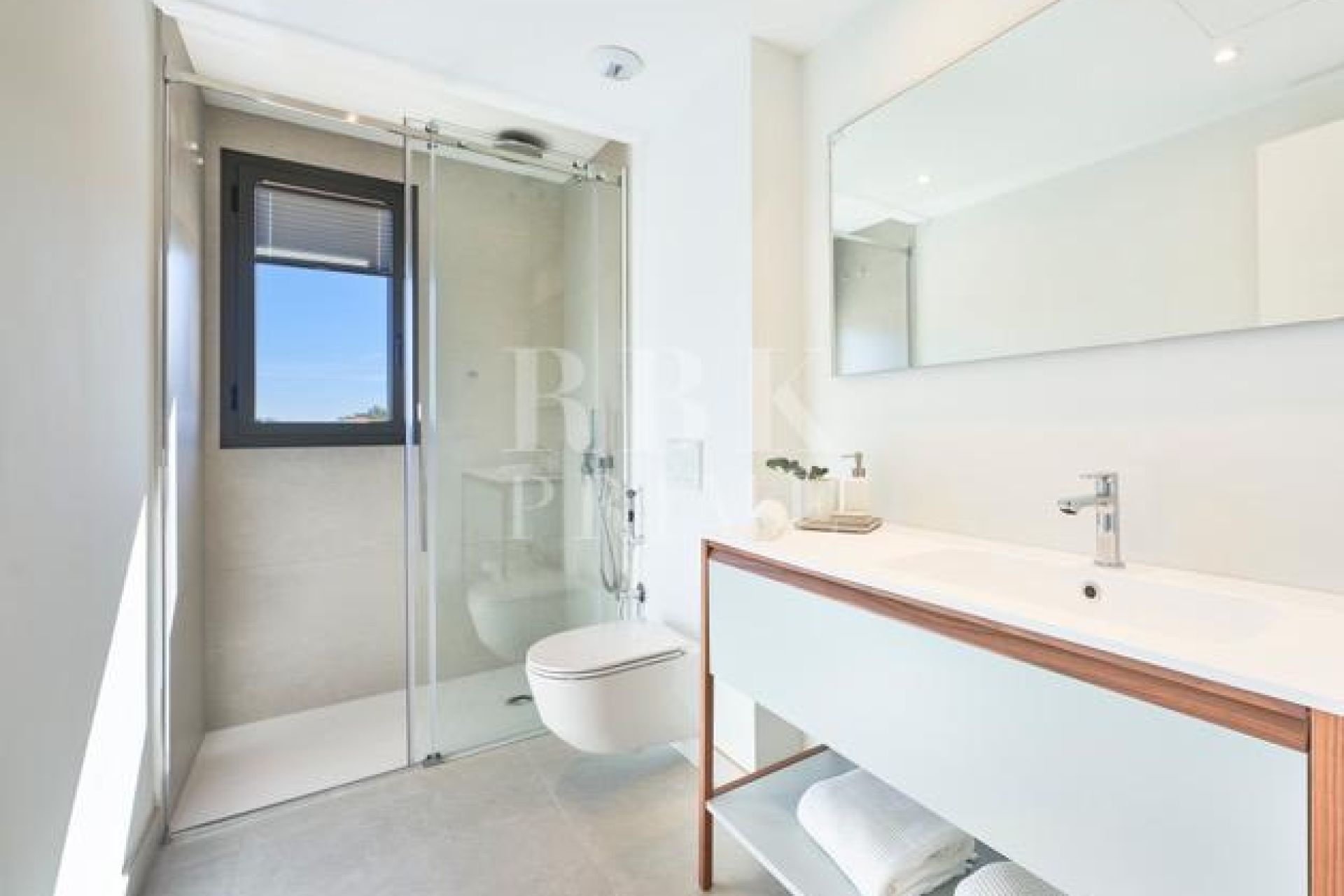 Available - Penthouse - Campos