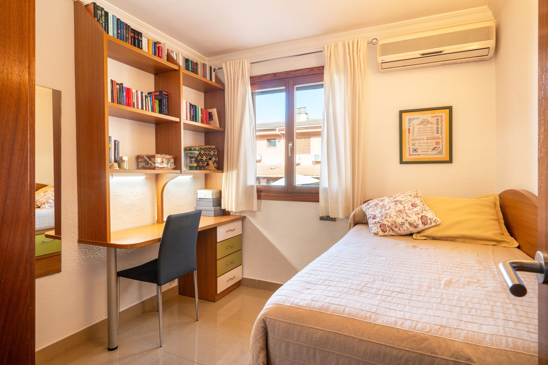 Semi-detached house for sale in Son Espanyolet with a spacious garage and a large courtyard. — Image 11