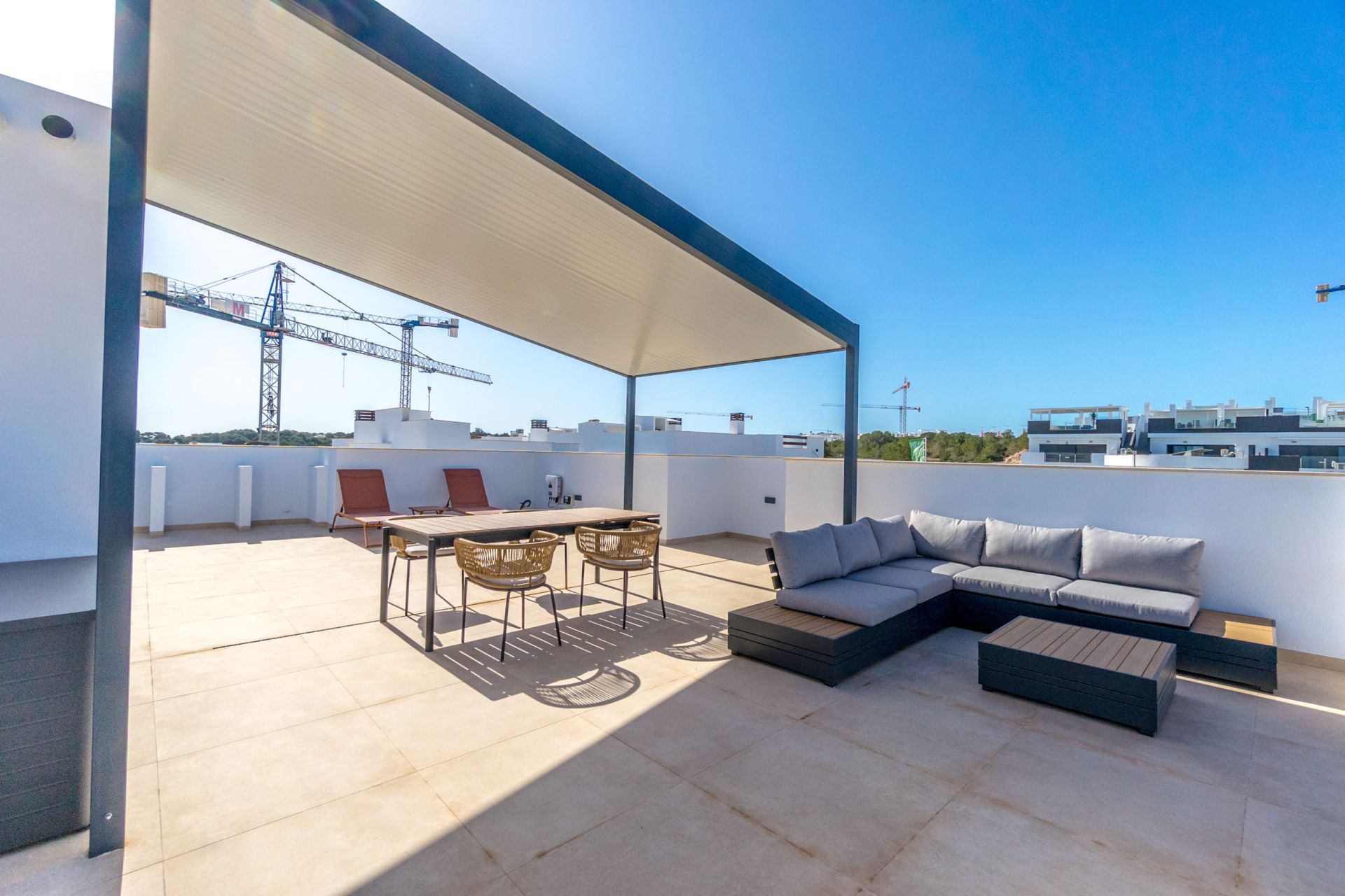 Bungalows in Torrevieja with Pool and Jacuzzi — Image 49