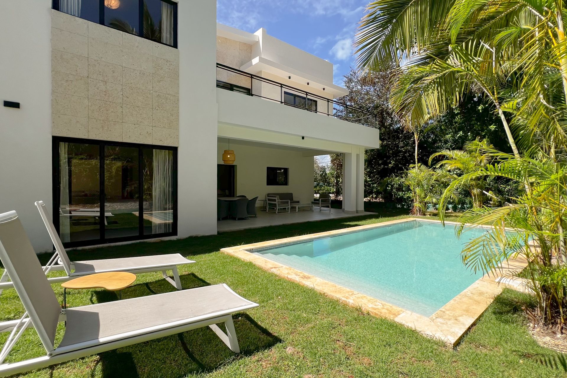 Villa amueblada con piscina en venta en Punta Cana Village — Image 1