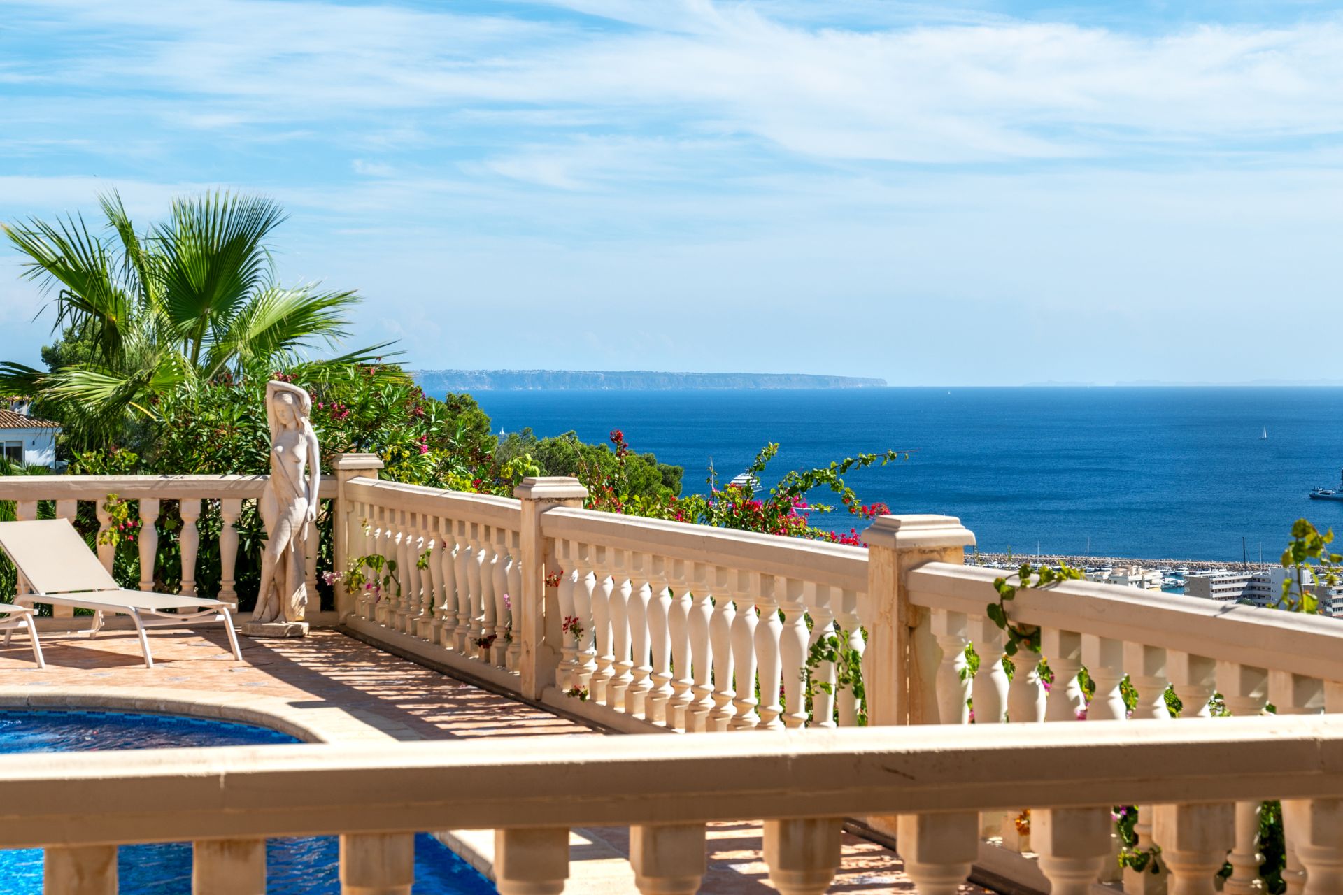 Villa for sale in Costa d’en Blanes with stunning sea views and a tourist license — Image 1