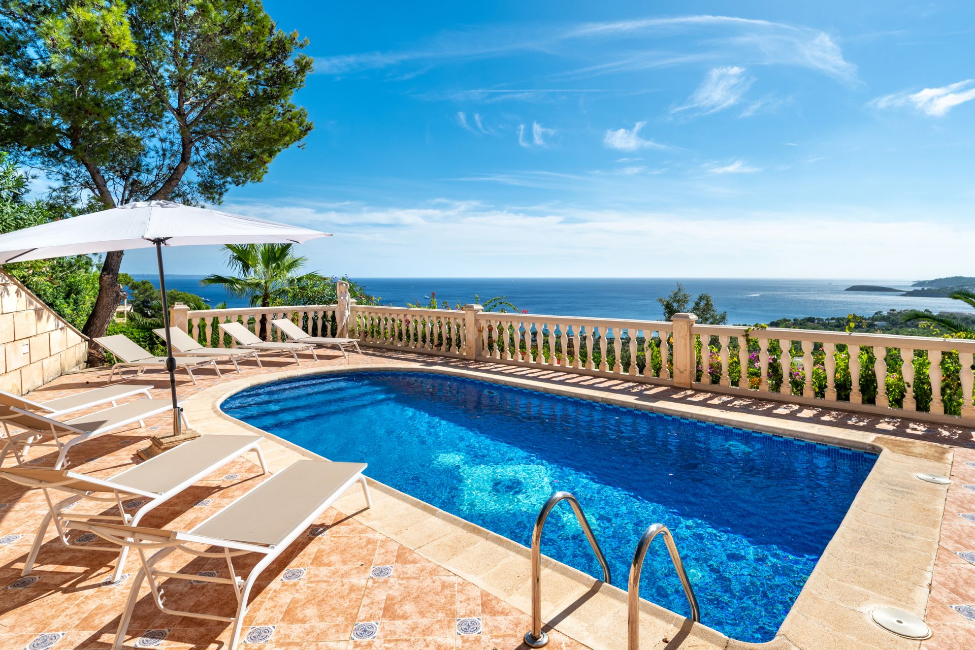 Villa for sale in Costa d’en Blanes with stunning sea views and a tourist license — Image 3