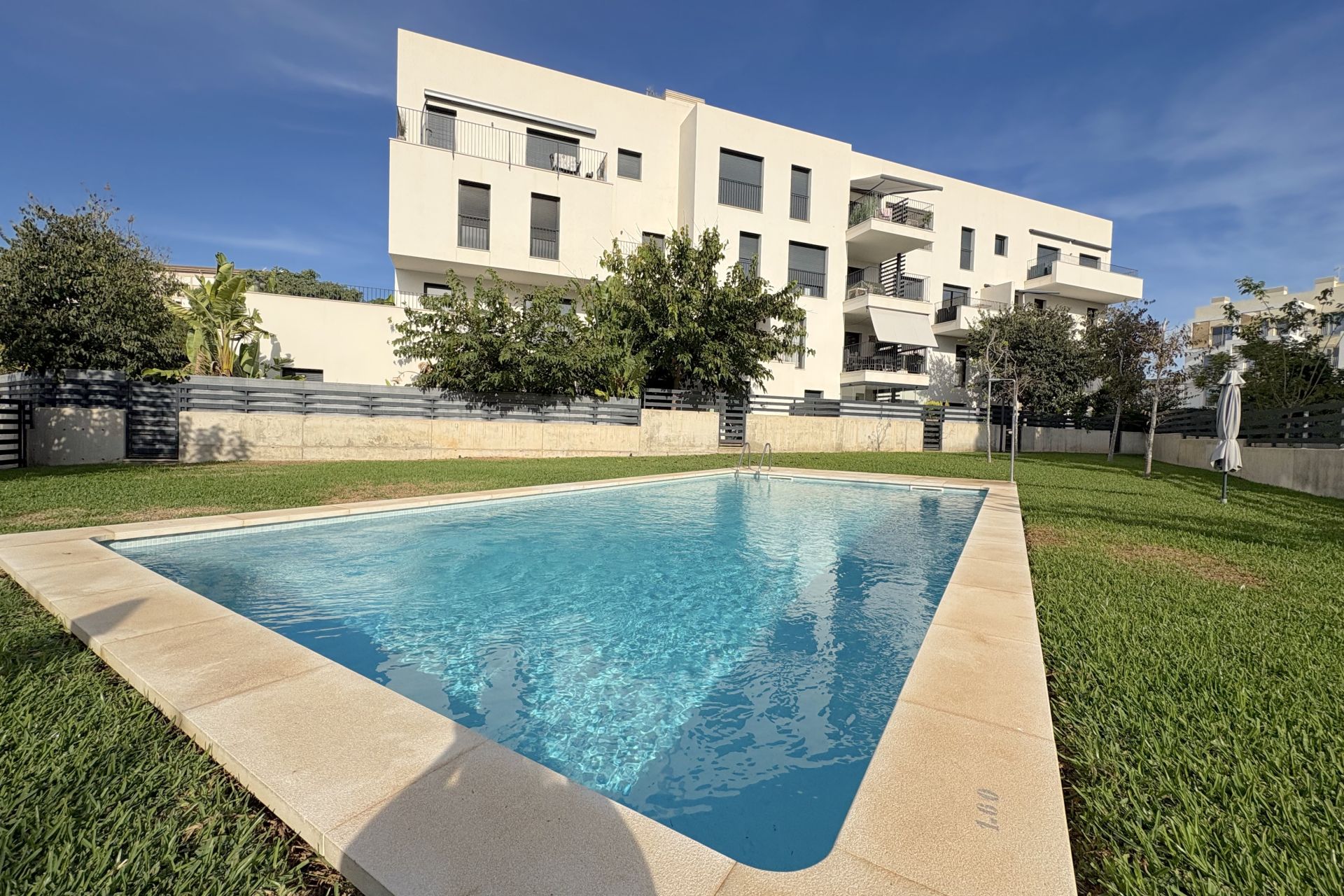 شقة للإيجار في Palmanova مع تراس ومسبح — Image 1