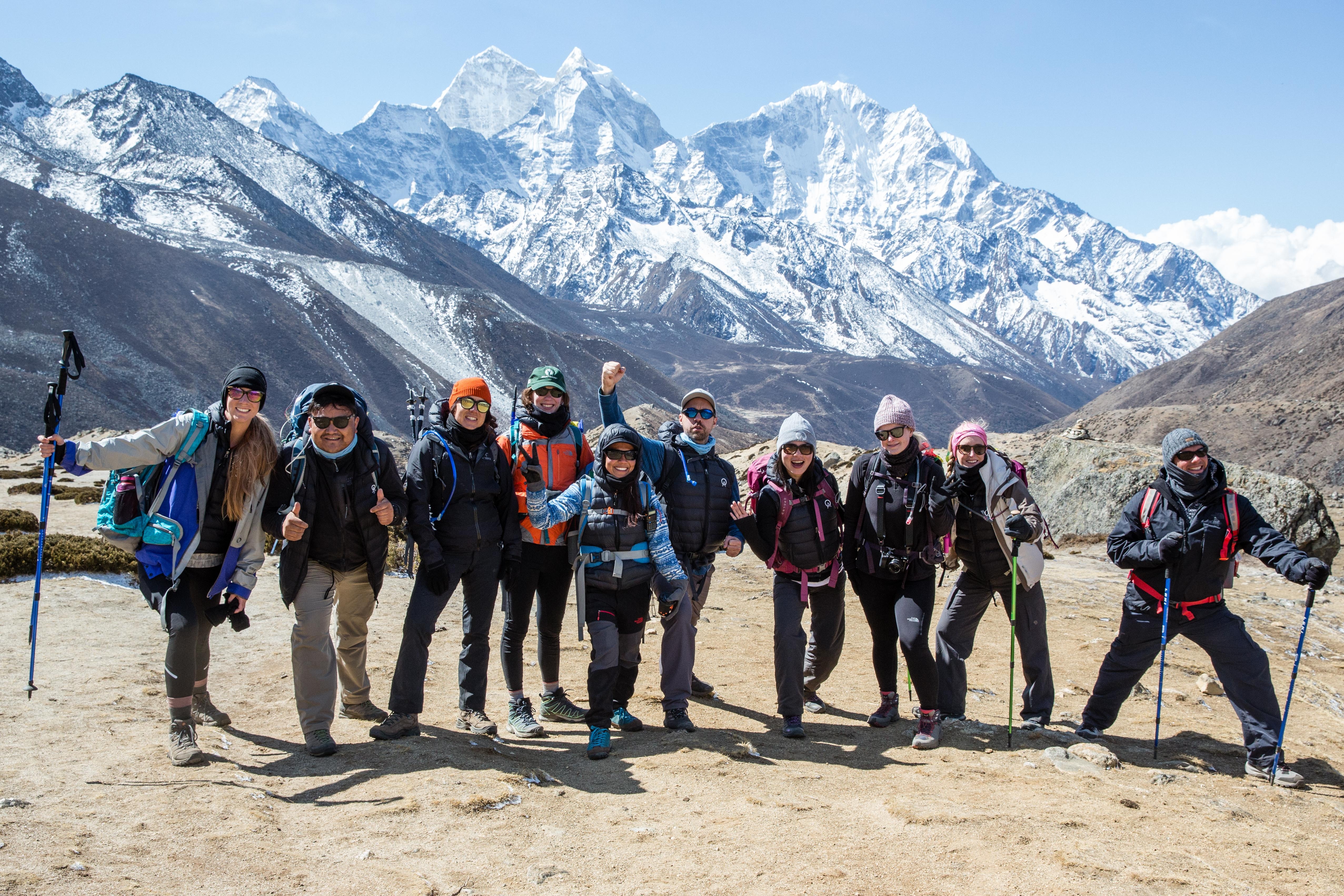 Everest at dawn: adrenaline and comfort in this extreme adventure with a helicopter return